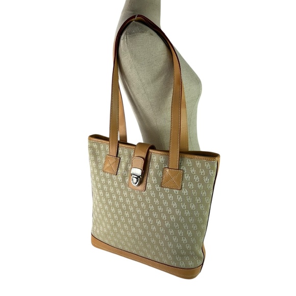 Dooney & Bourke Handbags - Vintage Dooney & Bourke Cabriolet Medium Signature Tan Shopper Tote Bag